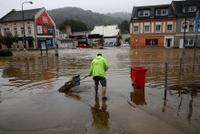 Zo znečistenej vody hrozí riziko kožných ekzémov, plesní a viacerým črevných a horúčkovitých infekcií. FOTO: Reuters