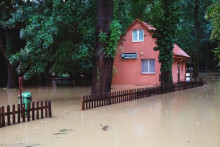 Povodeň,záplavy,​V Stupave je situácia kritická. Došlo k vyplaveniu miestneho potoka v úsekoch, kde ohrozil rodinné domy. Zaplavilo aj park pri miestnom kaštieli.
FOTO: Spodniaková Miroslava