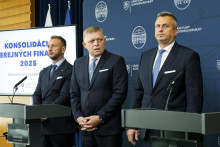 Zľava minister vnútra SR Matúš Šutaj Eštok (Hlas-SD), predseda vlády SR Robert Fico (Smer-SD) a podpredseda NR SR Andrej Danko (SNS).