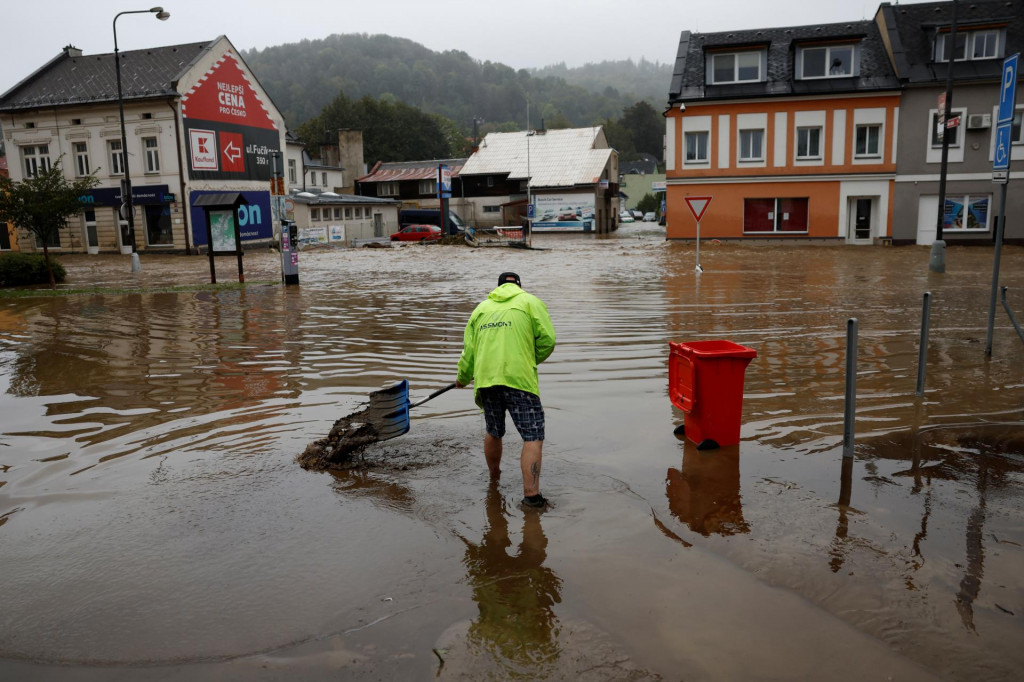 Zo znečistenej vody hrozí riziko kožných ekzémov, plesní a viacerým črevných a horúčkovitých infekcií. FOTO: Reuters