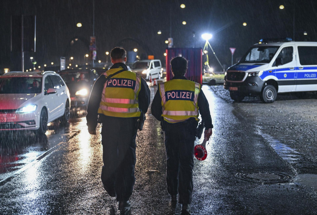 Dvaja príslušníci nemeckej spolkovej polície hliadkujú na hraničnom priechode do Poľska vo Frankfurte nad Odrou v Nemecku. FOTO: TASR/AP