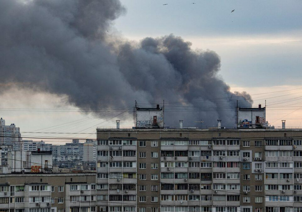 Po dronových útokoch stúpa z budov v Kyjeve dym. FOTO: Reuters