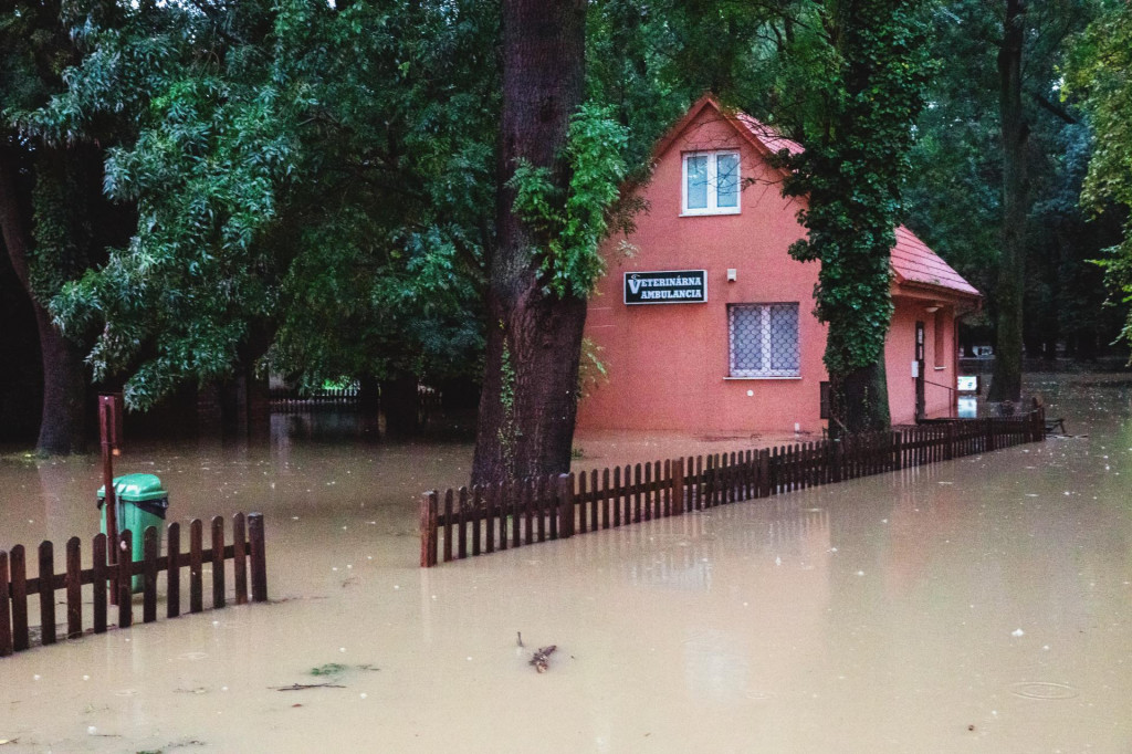 Povodeň,záplavy,​V Stupave je situácia kritická. Došlo k vyplaveniu miestneho potoka v úsekoch, kde ohrozil rodinné domy. Zaplavilo aj park pri miestnom kaštieli.
FOTO: Spodniaková Miroslava