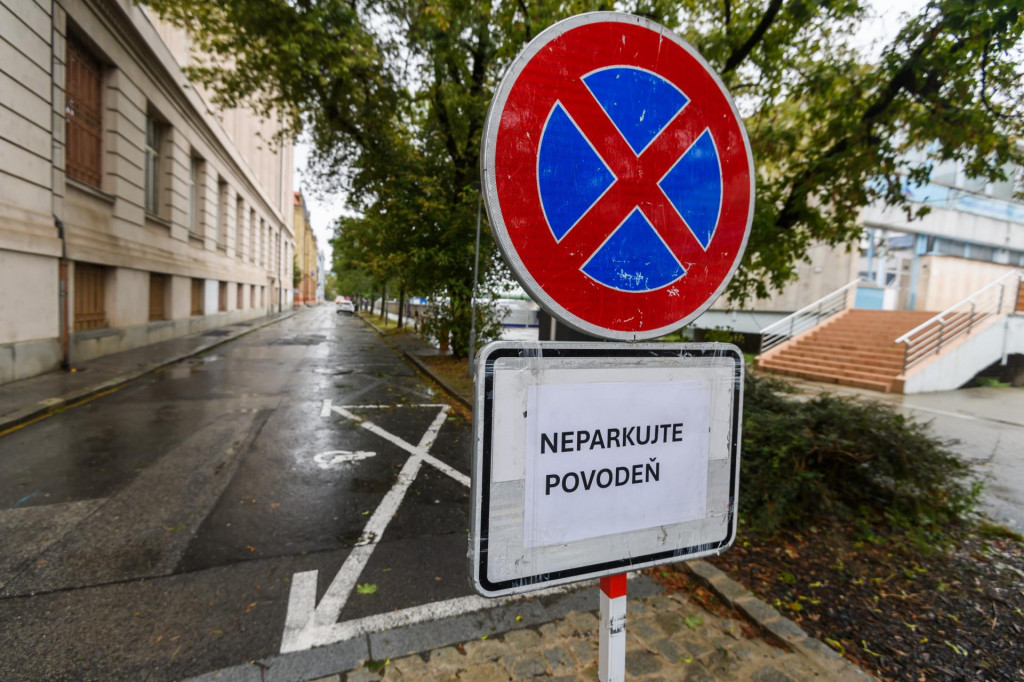 Dopravná značka s nápisom ”Neparkujte povodeň” na Fajnorovom nábreží v pondelok v Bratislave. FOTO: TASR/Jaroslav Novák