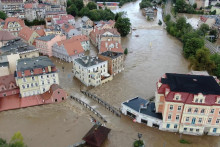 Zábery z dronu ukazujú ponorený most počas záplav v poľskom Klodzku. FOTO: Reuters/Jakub Karolewicz