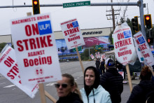 Na snímke zemestnanci amerického výrobcu lietadiel Boeing počas štvrtého dňa štrajku v americkom meste Everett vo Washingtone 16. septembra 2024. FOTO: TASR/AP