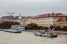 Dunaj kulminoval oproti skorším odhadom na vyššej úrovni. Neprekonal ale svoje doterajšie maximum z roku 2013. FOTO: HN/Spodniaková Miroslava