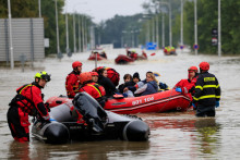 Záchranári evakuujú obyvateľov postihnutých povodňami na člnoch v českej Ostrave. FOTO: Reuters