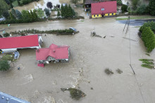 Zaplavená oblasť v meste Nysa na juhozápade Poľska. FOTO: TASR/AP