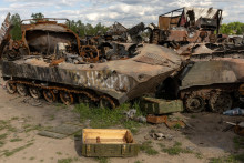 Zničené ruské tanky a vojenské vozidlá v ukrajinskej Buči (16. mája 2022). FOTO: Reuters