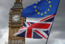 Vlajka Únie a vlajka Európskej únie viali neďaleko Elizabeth Tower, v ktorej je umiestnený zvon Big Ben. FOTO: Reuters