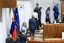 Opoziční poslanci z hnutia Progresívne Slovensko (PS) a strany Sloboda a Solidarita (SaS) odchádzajú rokovacej sály počas tajného hlasovania o odvolávaní podpredsedu parlamentu Michala Šimečku. FOTO: TASR/Pavel Neubauer
