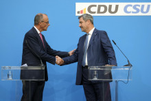 Predseda Kresťanskodemokratickej únie Nemecka (CDU) Friedrich Merz (vľavo), bavorský premiér Markus Söder (vpravo) a líder tamojšej Kresťansko-sociálnej únie (CSU). FOTO: TASR/AP