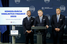 Minister vnútra Matúš Šutaj Eštok, predseda vlády Robert Fico a podpredseda Národnej rady Andrej Danko počas tlačovej konferencie na tému Konsolidácia verejných financií - splácanie účtu za bývalú vládu. FOTO: TASR/Dano Veselský