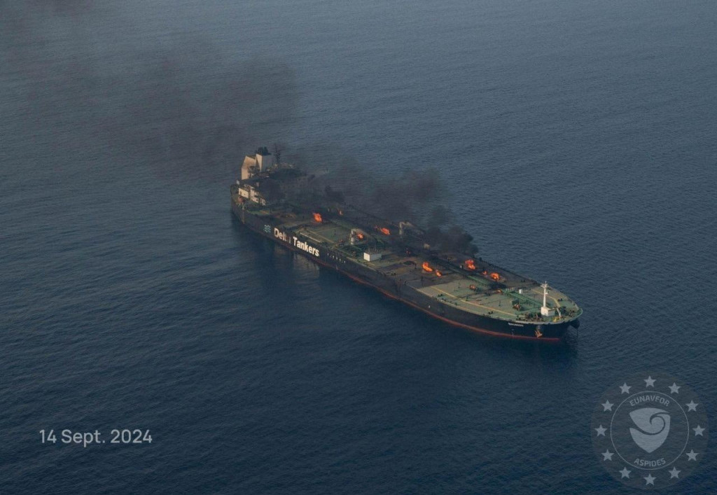 Plamene a dym stúpajú z ropného tankera Sounion pod gréckou vlajkou, ktorý bol v plameňoch od 23. augusta po útoku militantov húsíovcov na Červenom mori. FOTO: Reuters/Eunavfor Aspides