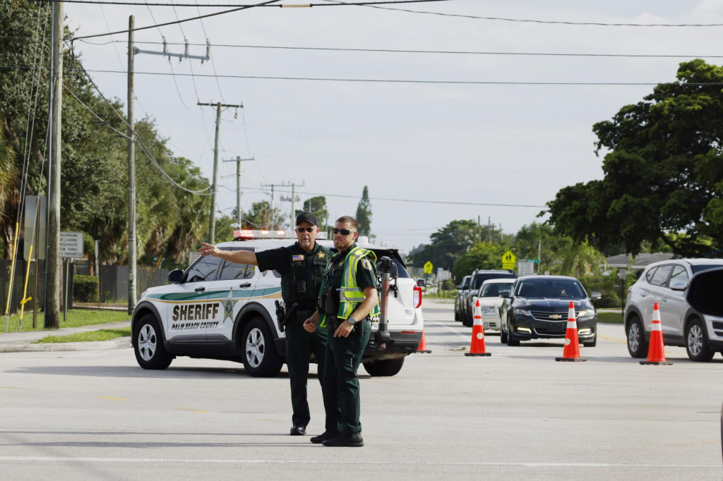 Policajti riadia dopravu po streľbe v blízkosti golfového klubu patriaceho Donaldovi Trumpovi vo West Palm Beach na Floride. FOTO: TASR/AP