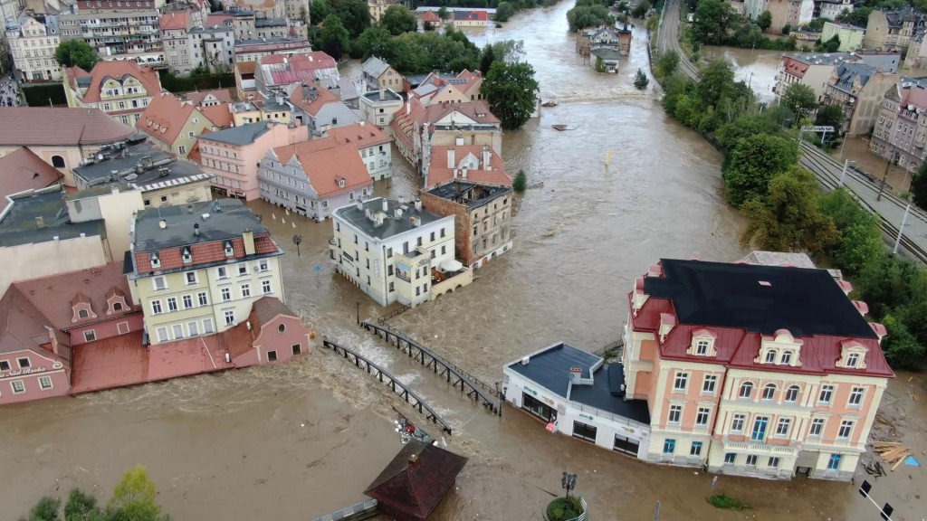 Zábery z dronu ukazujú ponorený most počas záplav v poľskom Klodzku. FOTO: Reuters/Jakub Karolewicz