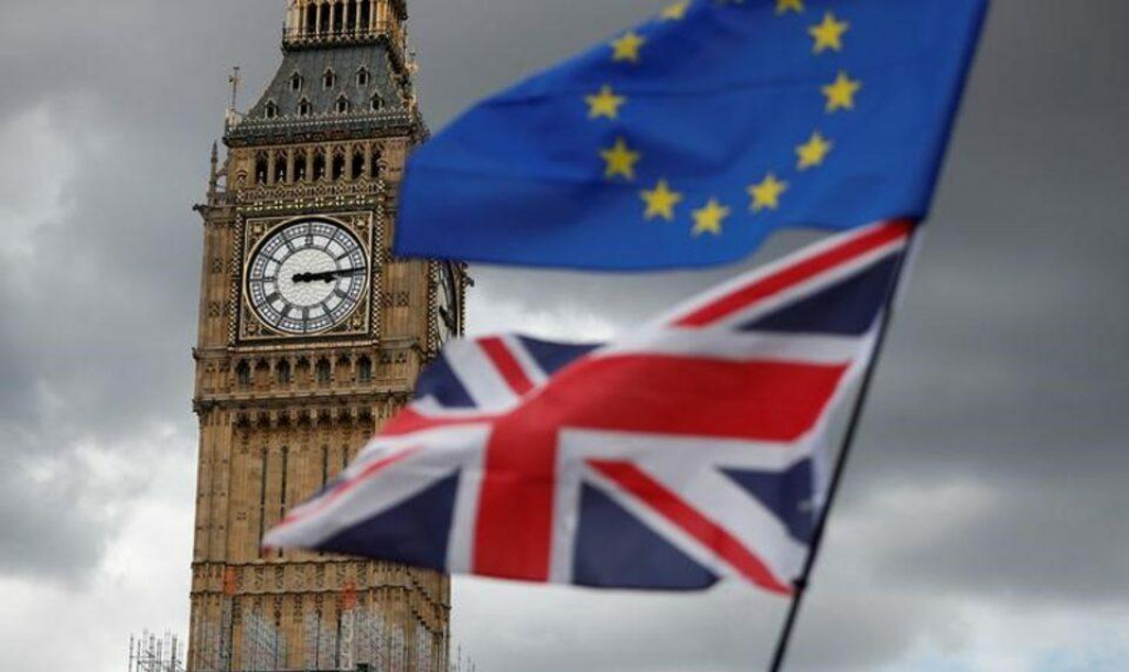 Vlajka Únie a vlajka Európskej únie viali neďaleko Elizabeth Tower, v ktorej je umiestnený zvon Big Ben. FOTO: Reuters