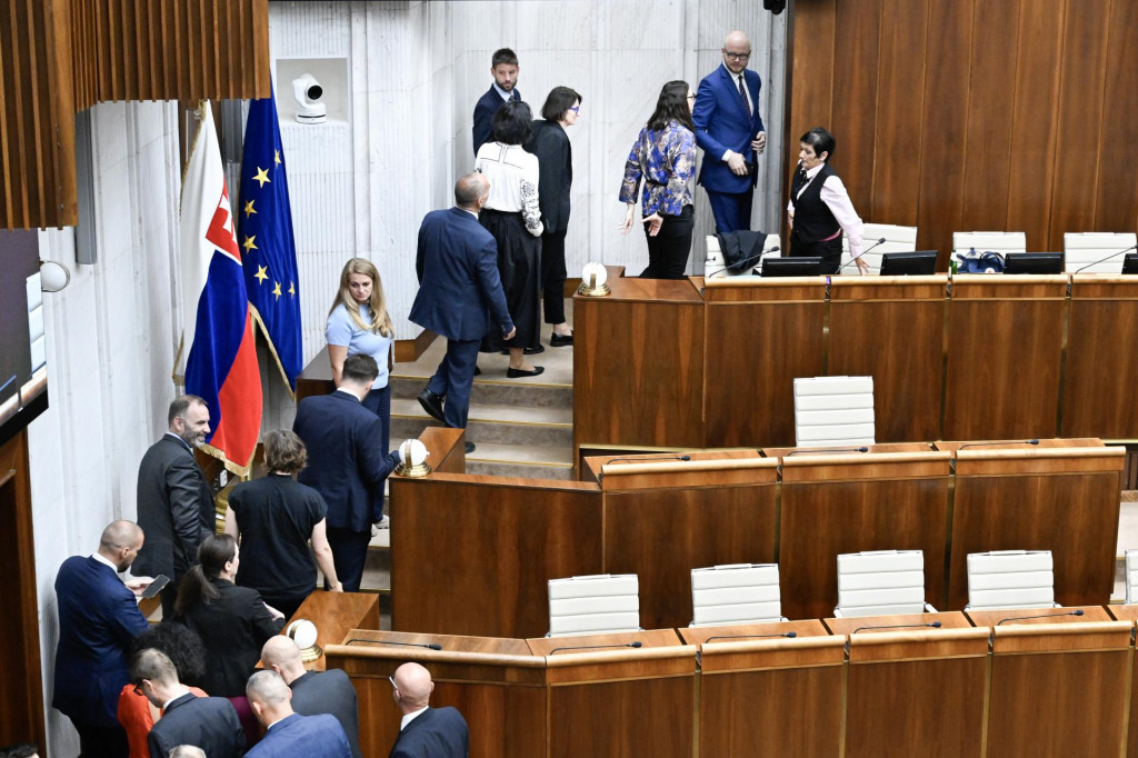 Opoziční poslanci z hnutia Progresívne Slovensko (PS) a strany Sloboda a Solidarita (SaS) odchádzajú rokovacej sály počas tajného hlasovania o odvolávaní podpredsedu parlamentu Michala Šimečku (PS, hore piaty sprava). FOTO: TASR/Pavel Neubauer