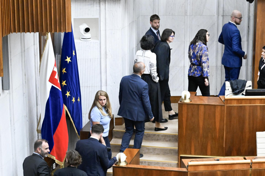 Opoziční poslanci z hnutia Progresívne Slovensko (PS) a strany Sloboda a Solidarita (SaS) odchádzajú rokovacej sály počas tajného hlasovania o odvolávaní podpredsedu parlamentu Michala Šimečku. FOTO: TASR/Pavel Neubauer
