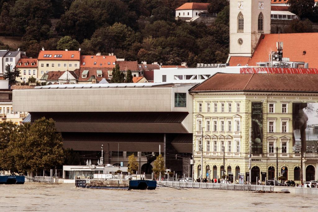 Hladina Dunaja stúpa, prekročila už deväť metrov. FOTO: Spodniaková Miroslava