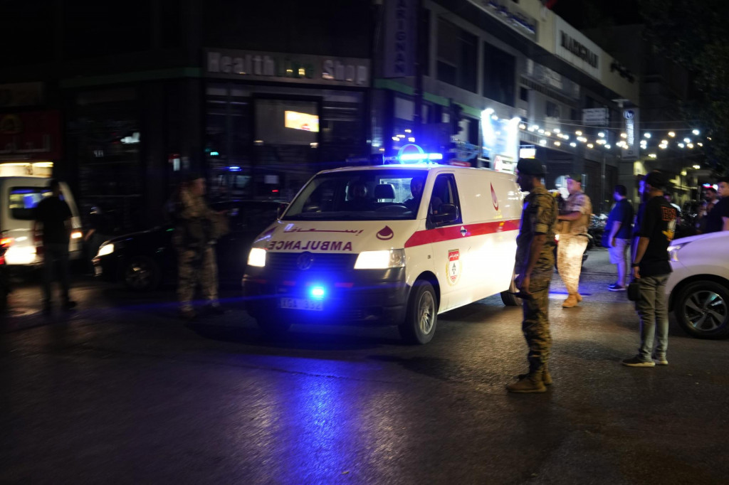 Sanitka priváža do nemocnice zranených ľudí, ktorým vybuchlo vreckové zariadenie tzv. pager v Bejrúte. FOTO: TASR/AP