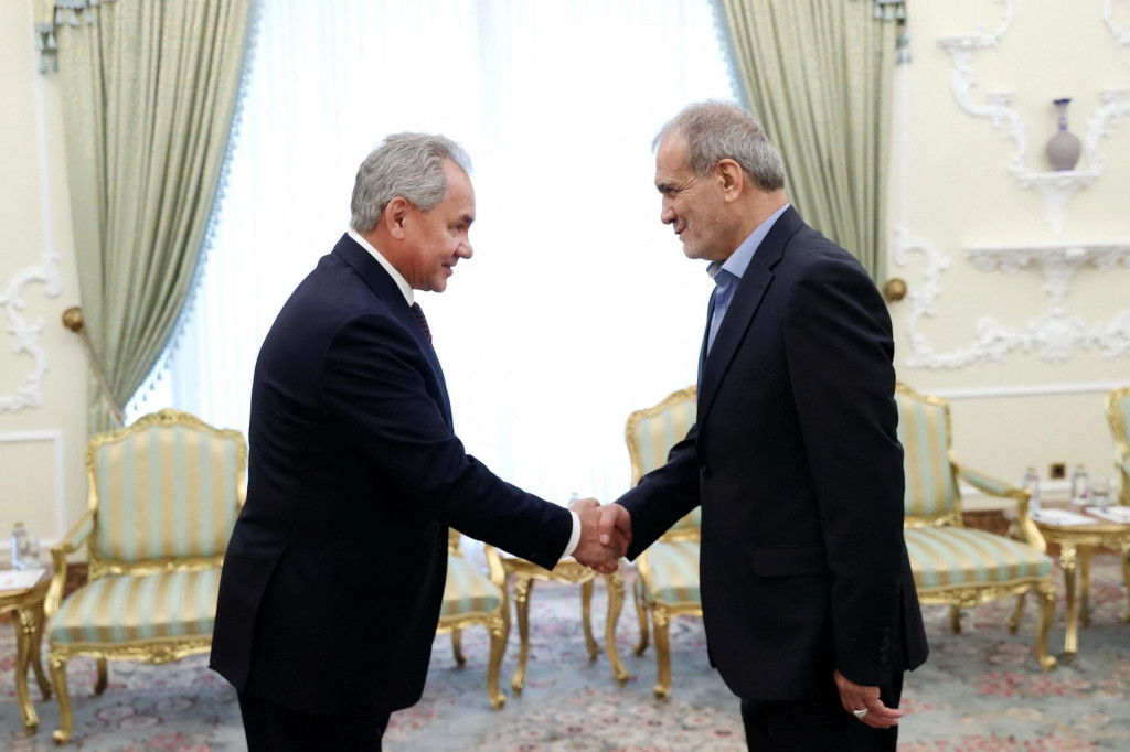 Iránsky prezident Masoud Pezeshkian sa stretol s tajomníkom Bezpečnostnej rady Ruska Sergejom Šojguom v iránskom Teheráne. FOTO: REUTERS