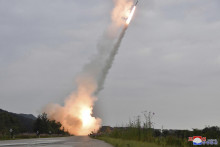 Testovanie nového odpaľovacieho zariadenia pre rozmanité rakety 600mm na neznámom mieste v Severnej Kórei. FOTO: TASR/AP