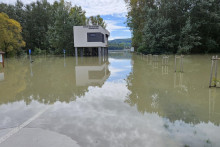 Na snímke zaplavené cezhraničné prepojenie kompy medzi obcami Radvaň nad Dunajom v okrese Komárno. FOTO: TASR/Milan Drozd