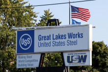 Nápis United Steelworkers je viditeľný pred závodom Great Lakes Works United States Steel v River Rouge v Michigane. FOTO: Reuters