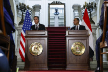 Americký minister zahraničných vecí Antony Blinken (vľavo) počas spoločnej tlačovej konferencie s egyptským prezidentom Abdalom Fattáhom Sísím. FOTO: TASR/AP