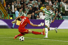 Adam Idah strieľa piaty gól Celticu.  FOTO: Reuters