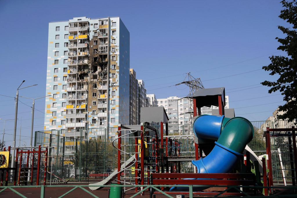 Pohľad na zničenú výškovú bytovku po údajnom ukrajinskom dronovom útoku v ruskom meste Ramenskoje v Moskovskej oblasti. FOTO: TASR/AP