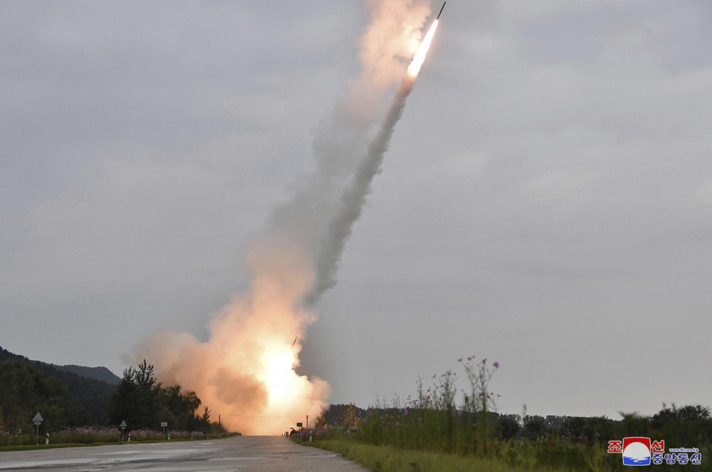 Testovanie nového odpaľovacieho zariadenia pre rozmanité rakety 600mm na neznámom mieste v Severnej Kórei. FOTO: TASR/AP