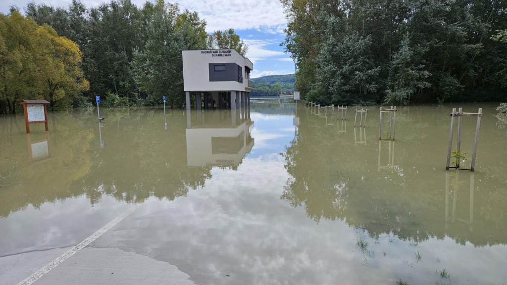 Na snímke zaplavené cezhraničné prepojenie kompy medzi obcami Radvaň nad Dunajom v okrese Komárno. FOTO: TASR/Milan Drozd