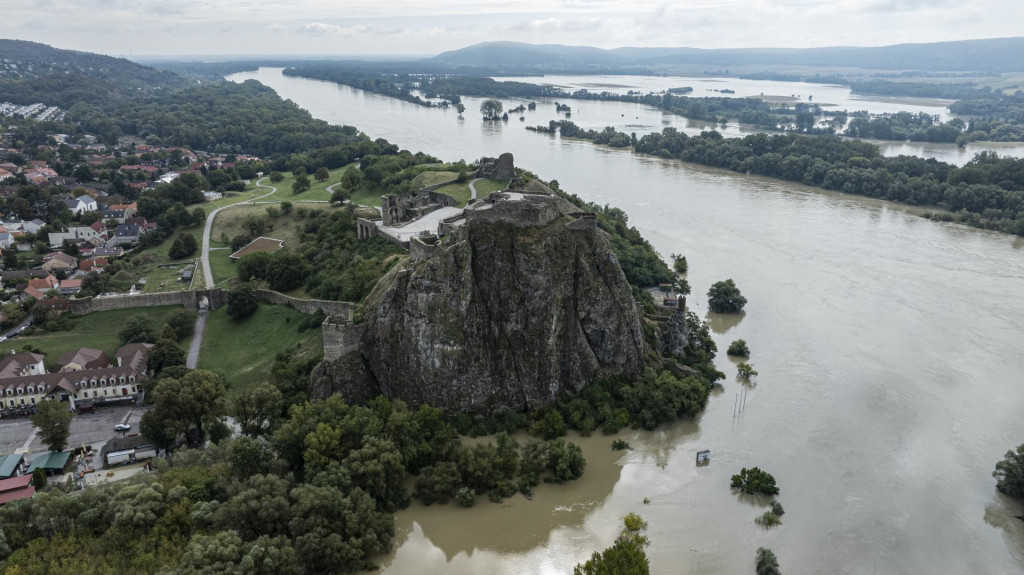 Povodne na Devíne. FOTO: TASR/Michal Svítok