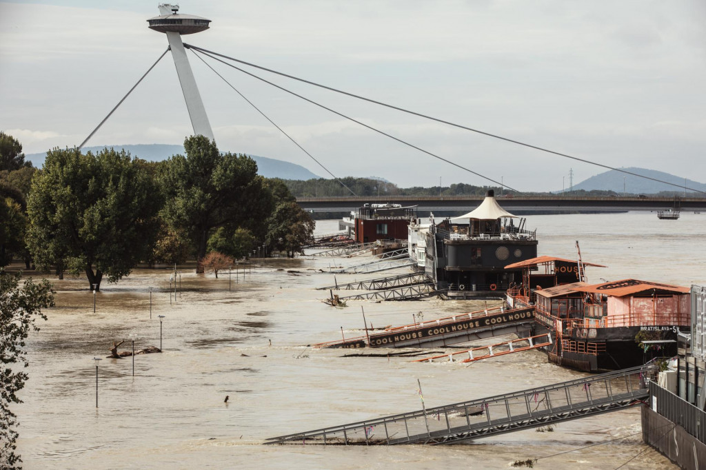 Hladina Dunaja stúpa, prekročila už deväť metrov. FOTO: HN/Spodniaková Miroslava