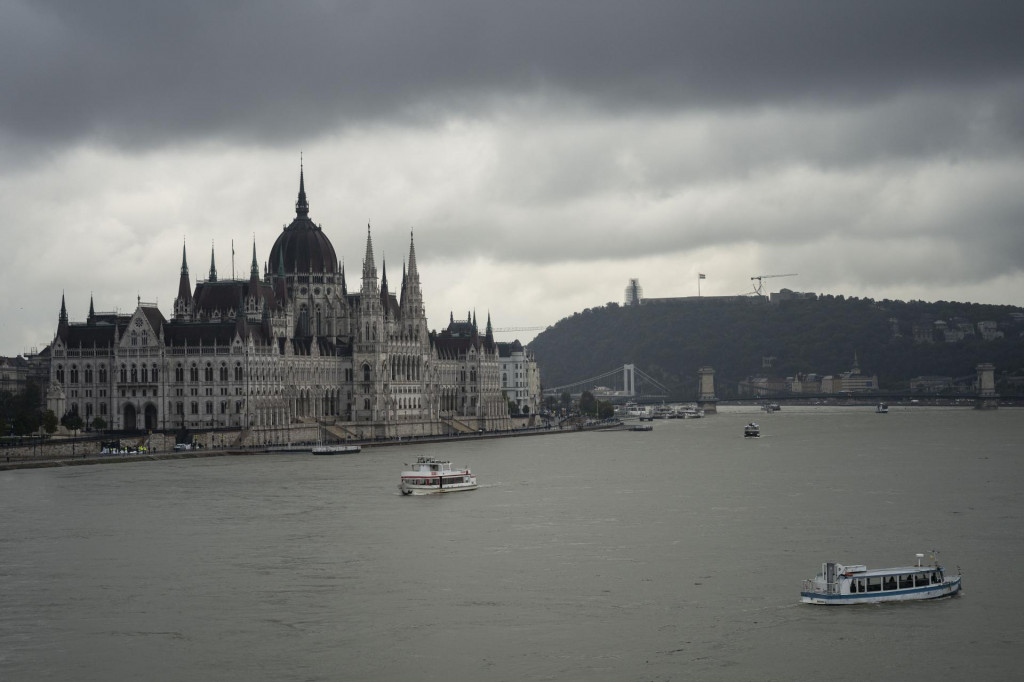 Budova parlamentu počas záplav v Budapešti. FOTO: TASR/AP