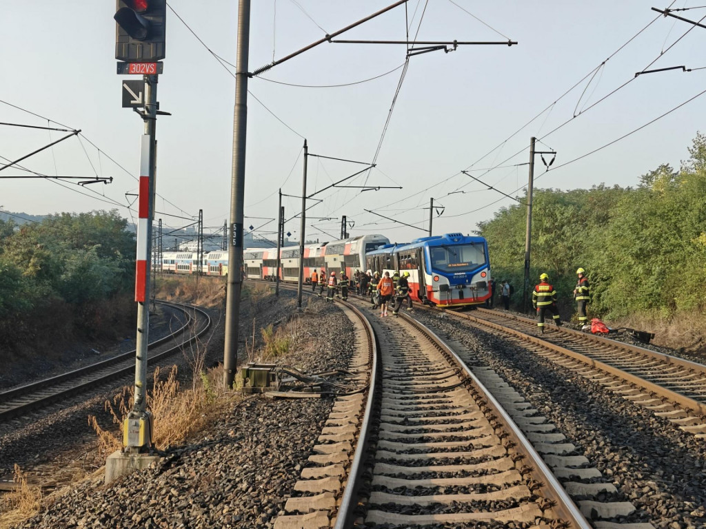 V Prahe sa zrazili dve vlakové súpravy. FOTO: X/Hasiči Praha