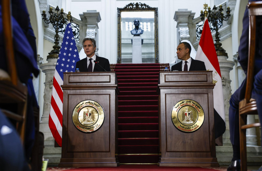 Americký minister zahraničných vecí Antony Blinken (vľavo) počas spoločnej tlačovej konferencie s egyptským prezidentom Abdalom Fattáhom Sísím. FOTO: TASR/AP