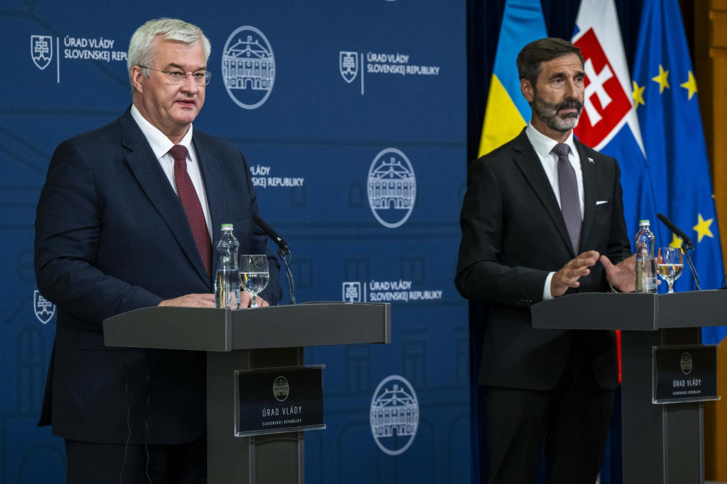 Ukrajinský minister zahraničných vecí Ukrajiny Andrij Sybiha a minister zahraničných vecí a európskych záležitostí Juraj Blanár (Smer-SD). FOTO: TASR/Jakub Kotian