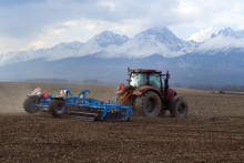 Ak potrebujete rýchlejšie nanovo usporiadať časť územia jednoduché pozemkové úpravy slúžia ako vhodný nástroj. FOTO: TASR/M. Kapusta