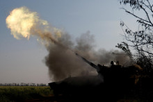 Ukrajinskí vojaci strieľajú zo samohybnej húfnice smerom k ruským pozíciám v Mykolajivskej oblasti na Ukrajine (2. novembra 2022). FOTO: Reuters