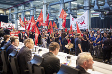 Zamestnanci protestujú pred začiatkom pracovnej porady v hale závodu Volkswagen v nemeckom Wolfsburgu. FOTO: TASR/AP