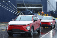 Elektrické autá Omoda E5 vyrobené čínskou automobilkou Chery sú vyložené z nákladnej lode v Royal Portbury Dock neďaleko Bristolu v juhozápadnej Británii. FOTO: Reuters