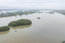 Zaplavené územia riekou Morava pri Devínskej Novej Vsi v Bratislave. FOTO: TASR/Michal Svítok