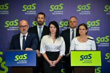 Predseda strany Sloboda a Solidarita Branislav Gröhling, podpredseda strany SaS Marián Viskupič, podpredsedkyňa strany SaS Jana Bittó Cigániková, podpredseda strany SaS Juraj Droba, podpredsedkyňa strany SaS Mária Kolíková. FOTO: TASR/Pavol Zachar