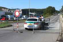 Na snímke prvý most pri vstupe do Banskej Bystrice v smere od Zvolena ponad rýchlostnú cestu R1 (Kremničiansky most) uzavreli. FOTO: TASR/Ján Krošlák