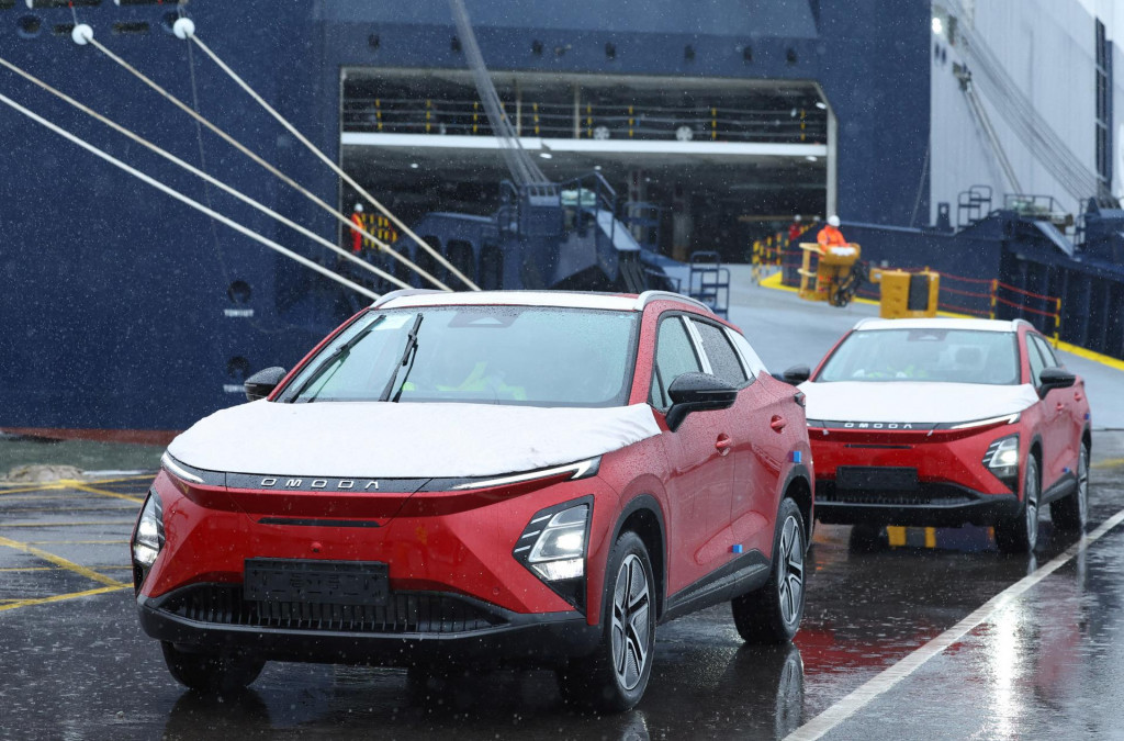 Elektrické autá Omoda E5 vyrobené čínskou automobilkou Chery sú vyložené z nákladnej lode v Royal Portbury Dock neďaleko Bristolu v juhozápadnej Británii. FOTO: Reuters