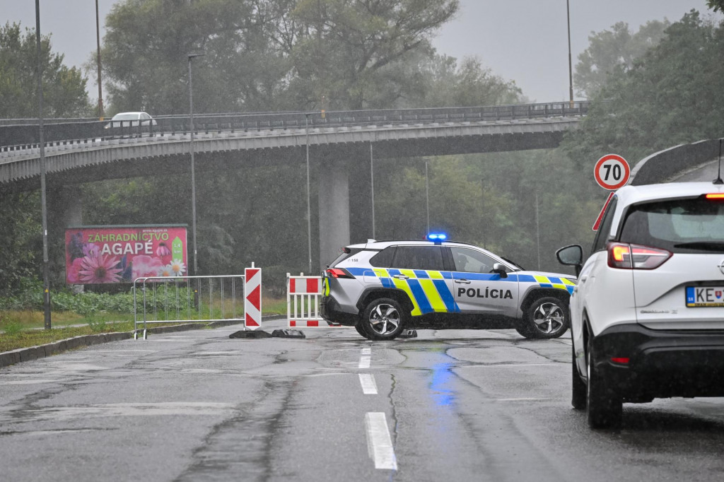 Uzatvorená Devínska cesta z dôvodu záplav v Bratislave. FOTO: TASR/Pavol Zachar